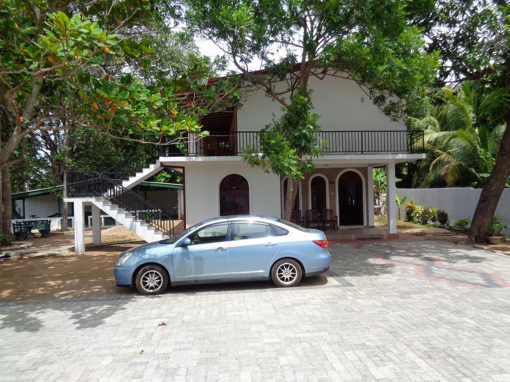 Man Guest Polonnaruwa Hotel Exterior foto