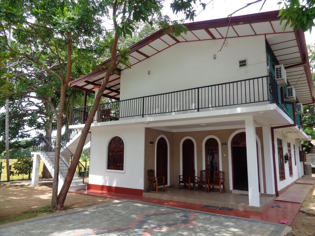 Man Guest Polonnaruwa Hotel Exterior foto